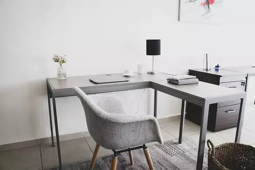 Jak efektywnie urządzić biuro w domu i przyjmować gości?
