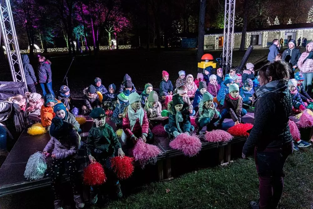W sobotę w Zabrzu otwarta została największa w Polsce świetlno-muzyczna wystawa plenerowa zaprojektowana i stworzona z myślą o dzieciach i dorosłych. 

fot. UM Zabrze