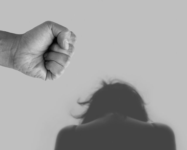 Koszmar w czterech ścianach! 36-latek usłyszał zarzuty znęcania się nad partnerką