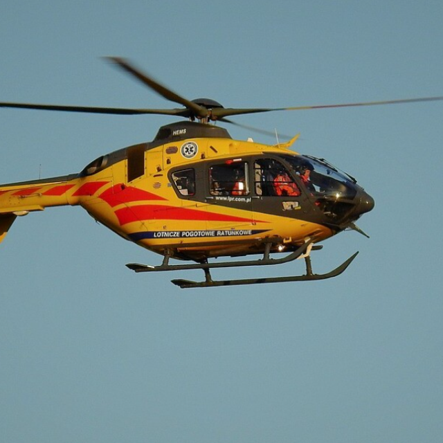 Groźny wypadek motocyklisty i pasażerki na ulicy Witosa. Lądował LPR