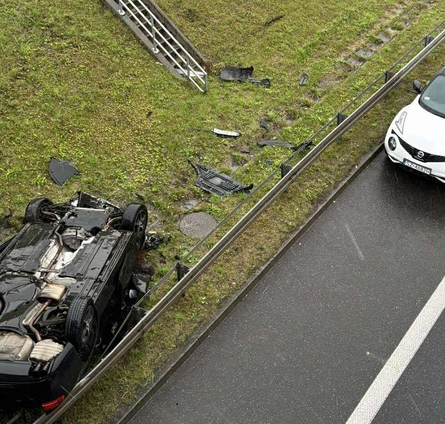 Dachowanie na DTŚ w Zabrzu. Kierowca Audi był pijany