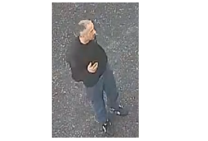 Policja poszukuje sprawcy kradzieży torby z samochodu