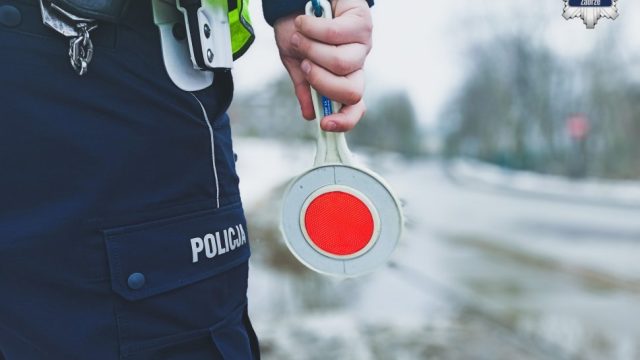 Policja apeluje o ostrożność – kapryśna pogoda utrudnia warunki na drogach