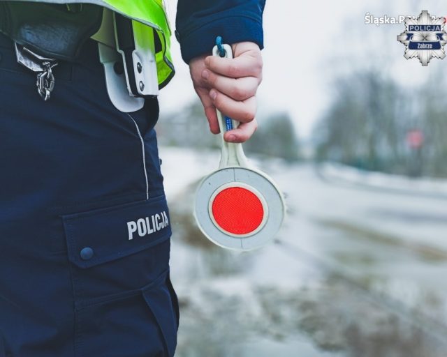 Policja apeluje o ostrożność – kapryśna pogoda utrudnia warunki na drogach