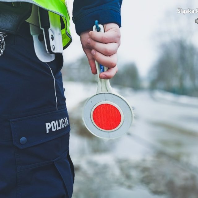 Policja apeluje o ostrożność – kapryśna pogoda utrudnia warunki na drogach