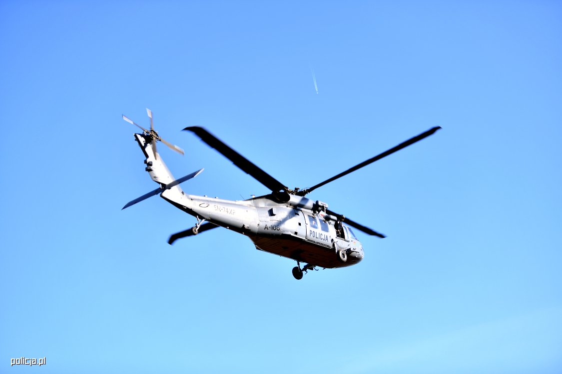 Walka o każdą minutę. Policyjny Black Hawk w dramatycznej misji ratunkowej - fotoreportaż