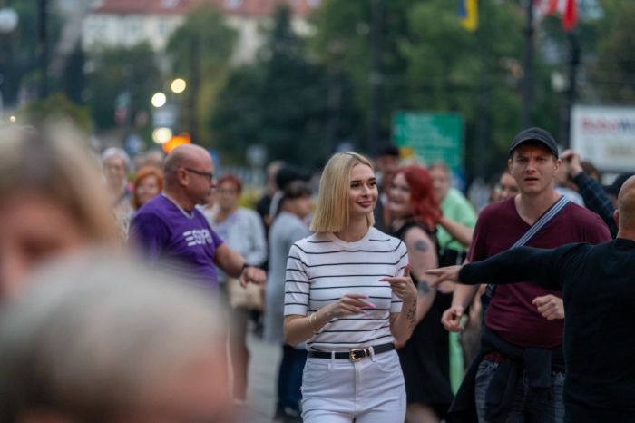 Pożegnali lato w tanecznym stylu! Za nami Potańcówka na Placu Teatralnym! - fotoreportaż