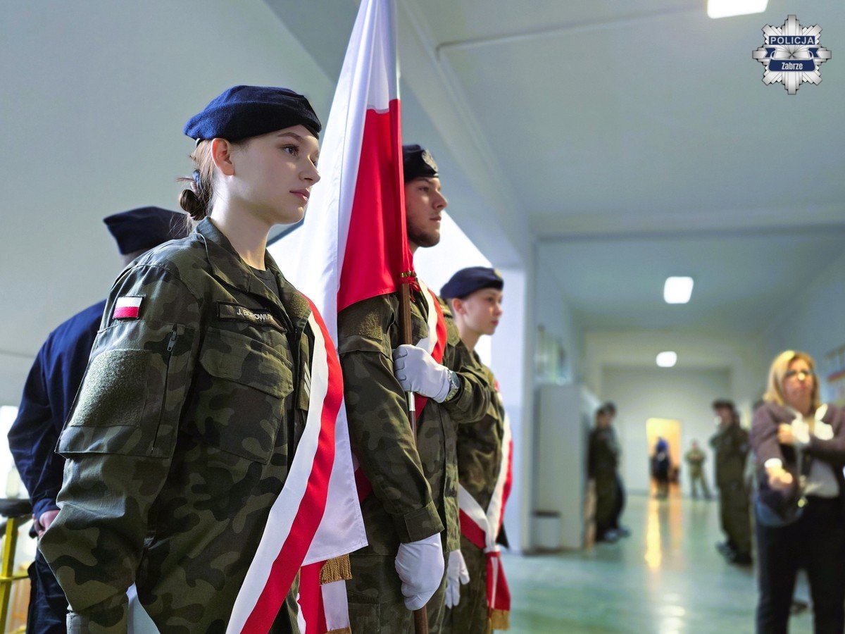 Ślubowanie uczniów klasy policyjnej w Zabrzu – nowi kandydaci do służb mundurowych [FOTO] - fotoreportaż