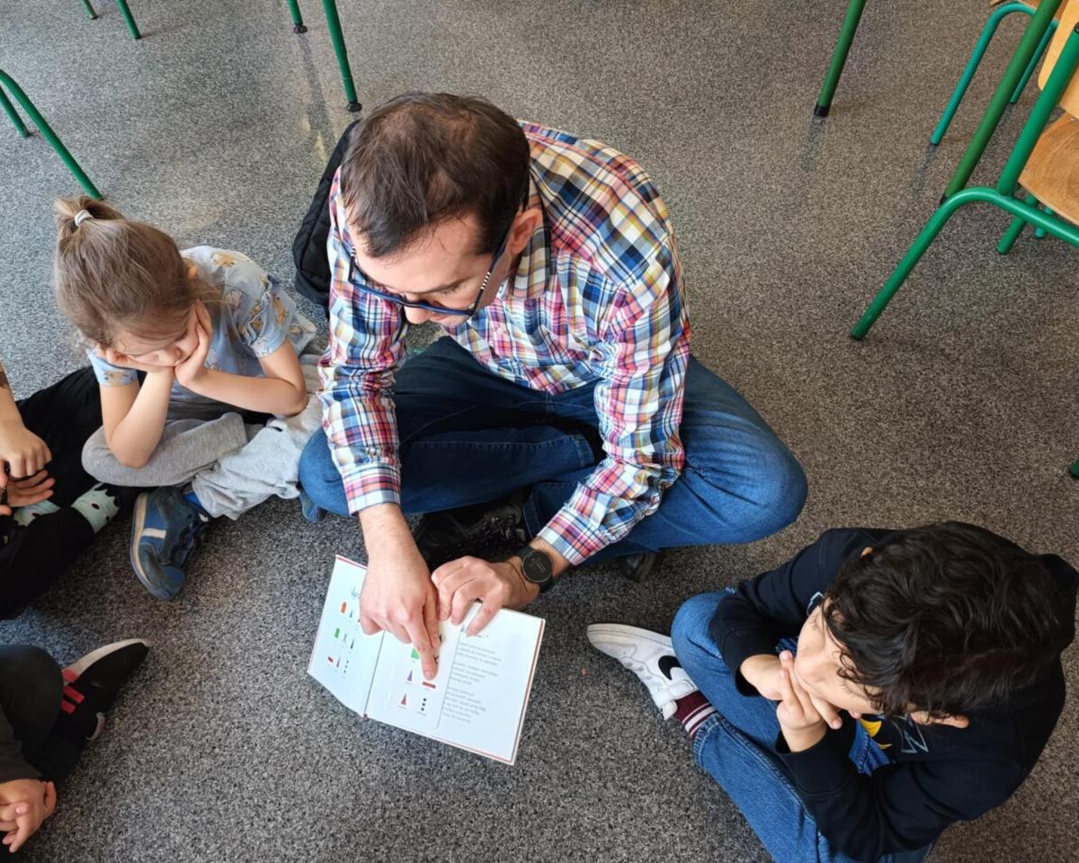 Książki i klocki LEGO? To doskonałe połączenie! Uczniowie SP 43 w Zabrzu świętowali Dzień LEGO, biorąc udział w kreatywnych warsztatach „Czytaj i buduj!”/ fot. MBP Zabrze
