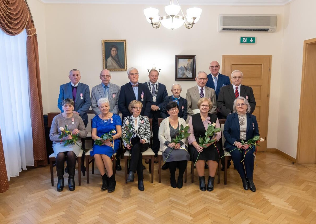 W Urzędzie Stanu Cywilnego w Zabrzu odbyła się wyjątkowa uroczystość z okazji jubileuszu 50-lecia małżeństwa sześciu zabrzańskich par / fot. Agnieszka Rupniewska FB