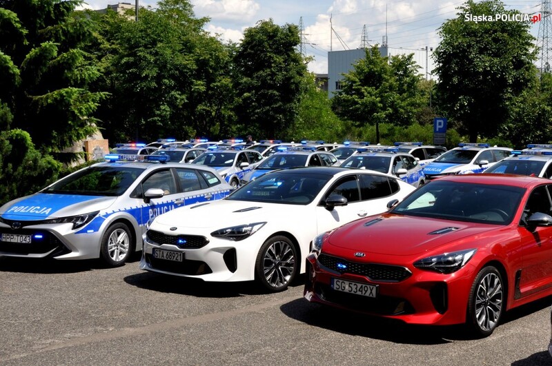 54 hybrydy zasiliły flotę Śląskiej Policji. Nowe radiowozy trafią do Zabrza [ZDJĘCIA]