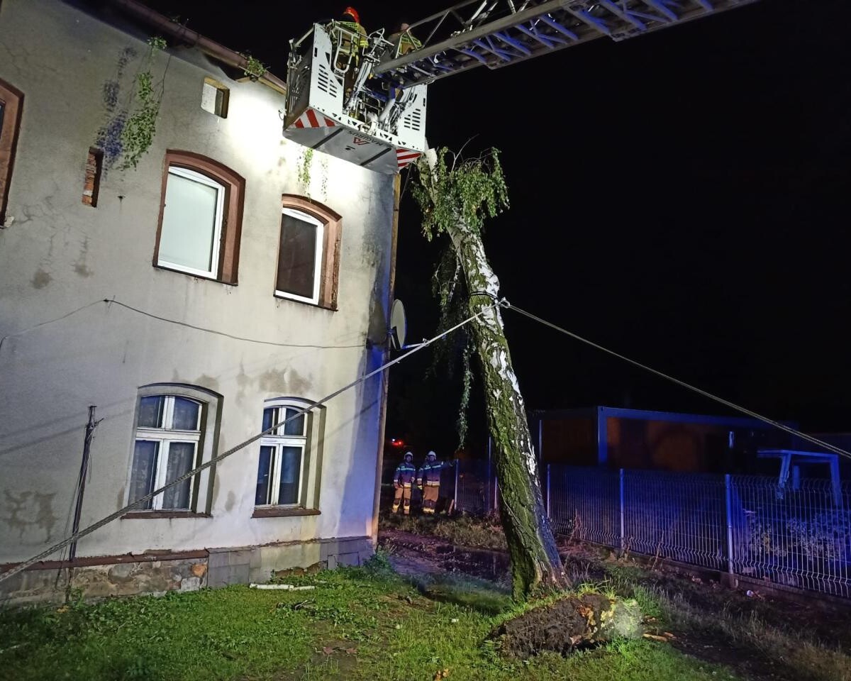 Burza w Zabrzu z 23 na 24 czerwca spowodowała poważne zniszczenia / fot. PSP Zabrze