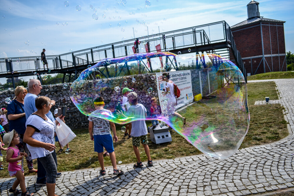 Sporo osób wybrało się dzisiaj na teren Parku 12C, by wziąć udział w Festiwalu Baniek Mydlanych. My byliśmy na samym początku imprezy i ta zapowiadała się bardzo udanie. Mamy zdjęcia!