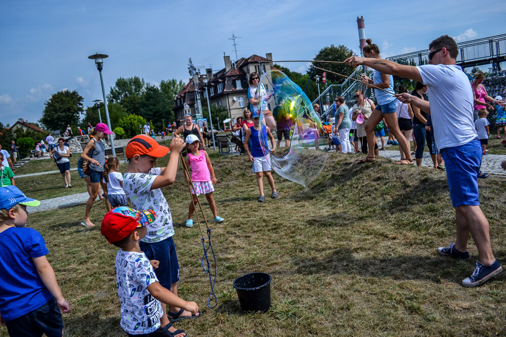 Sporo osób wybrało się dzisiaj na teren Parku 12C, by wziąć udział w Festiwalu Baniek Mydlanych. My byliśmy na samym początku imprezy i ta zapowiadała się bardzo udanie. Mamy zdjęcia!