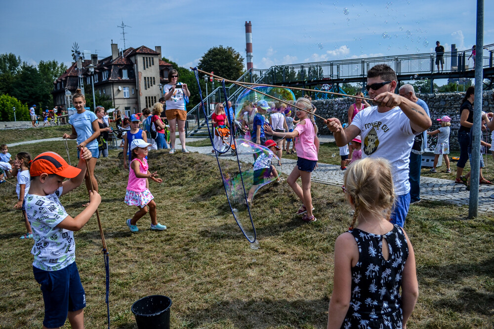 Sporo osób wybrało się dzisiaj na teren Parku 12C, by wziąć udział w Festiwalu Baniek Mydlanych. My byliśmy na samym początku imprezy i ta zapowiadała się bardzo udanie. Mamy zdjęcia!