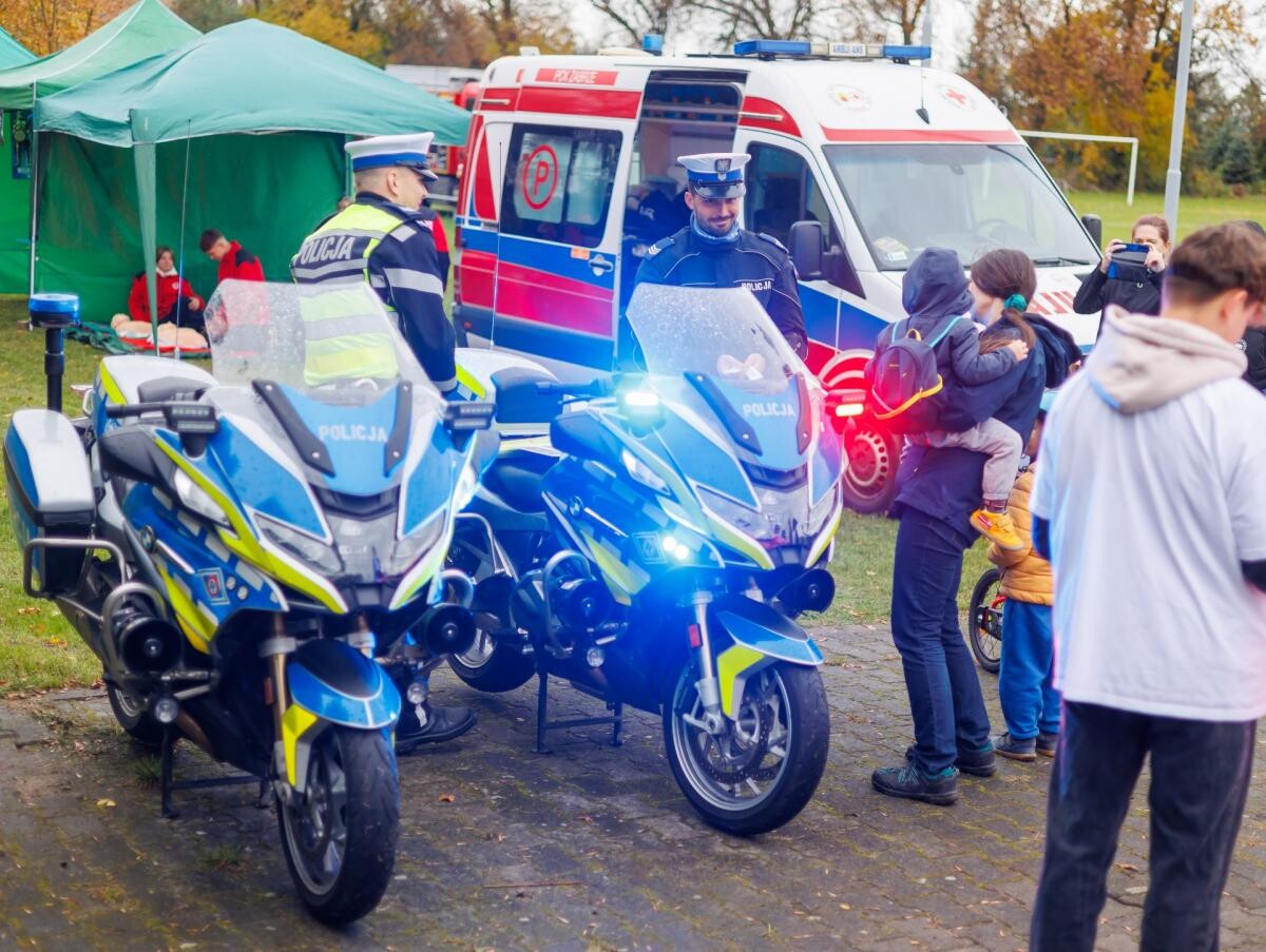 Na stadionie GKS Zabrze odbył się festyn „Bezpieczna Droga”, zorganizowany przez Fundację Militarny Mikołaj we współpracy z Policjantami z Komendy Miejskiej Policji w Zabrzu / fot. Agnieszka Rupniewska FB