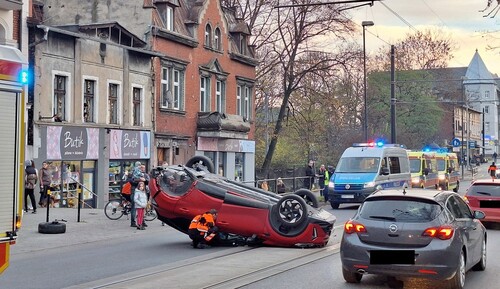 Groźne zderzenie na ul. Tarnopolskiej w Zabrzu. Renault dachowało po uderzeniu hondy