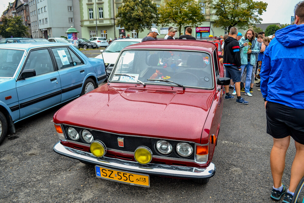 Ponad 100 samochodów zajechało na plac Warszawski, by wziąć udział w 8. edycji Zabrzańskich Klasyków Nocą.