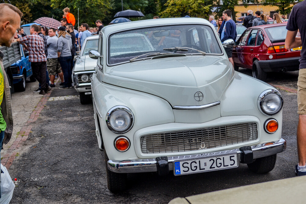 Ponad 100 samochodów zajechało na plac Warszawski, by wziąć udział w 8. edycji Zabrzańskich Klasyków Nocą.