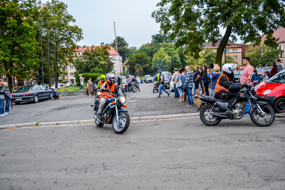 Ponad 100 samochodów zajechało na plac Warszawski, by wziąć udział w 8. edycji Zabrzańskich Klasyków Nocą.