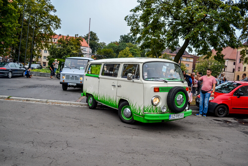 Ponad 100 samochodów zajechało na plac Warszawski, by wziąć udział w 8. edycji Zabrzańskich Klasyków Nocą.