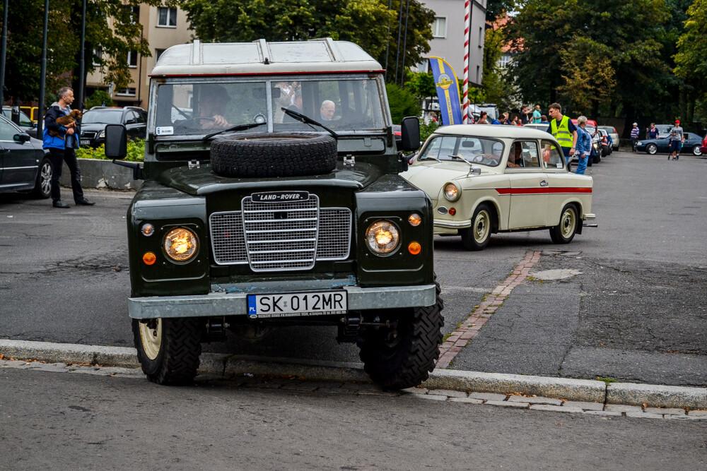 Ponad 100 samochodów zajechało na plac Warszawski, by wziąć udział w 8. edycji Zabrzańskich Klasyków Nocą.