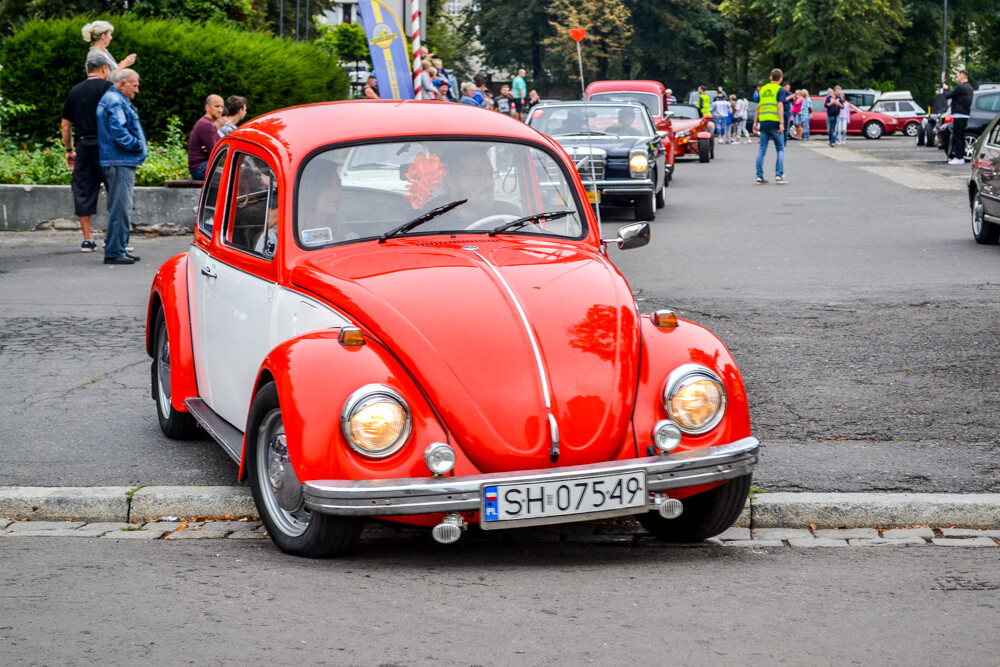 Ponad 100 samochodów zajechało na plac Warszawski, by wziąć udział w 8. edycji Zabrzańskich Klasyków Nocą.