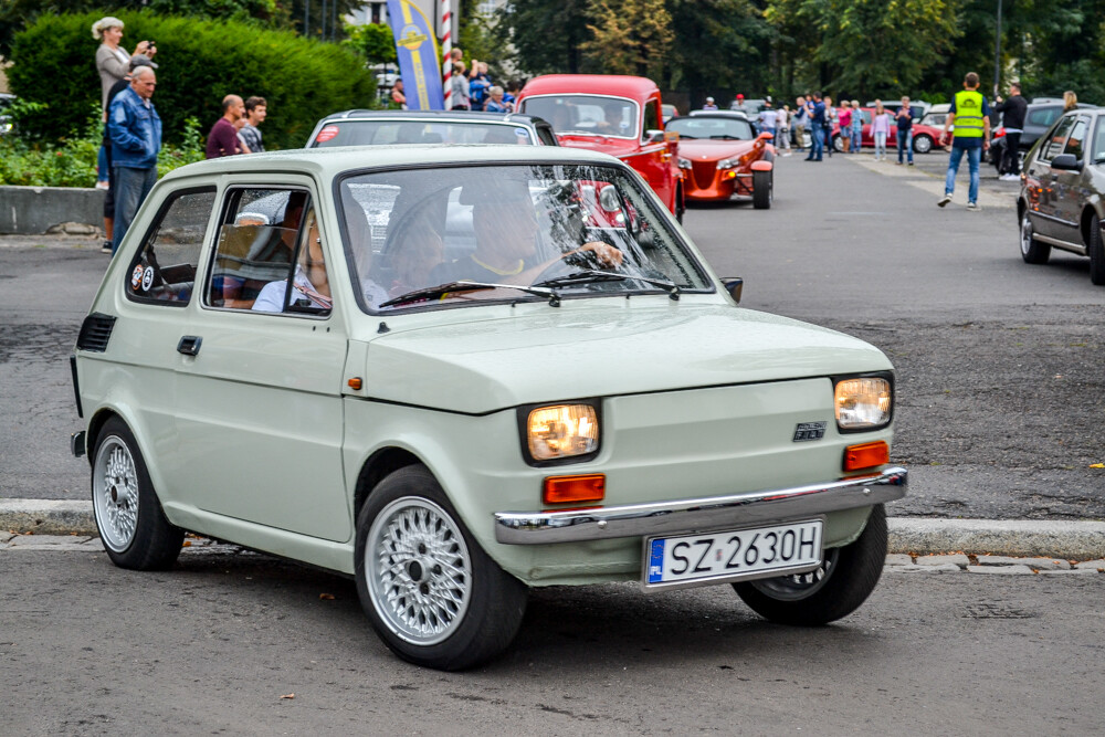 Ponad 100 samochodów zajechało na plac Warszawski, by wziąć udział w 8. edycji Zabrzańskich Klasyków Nocą.