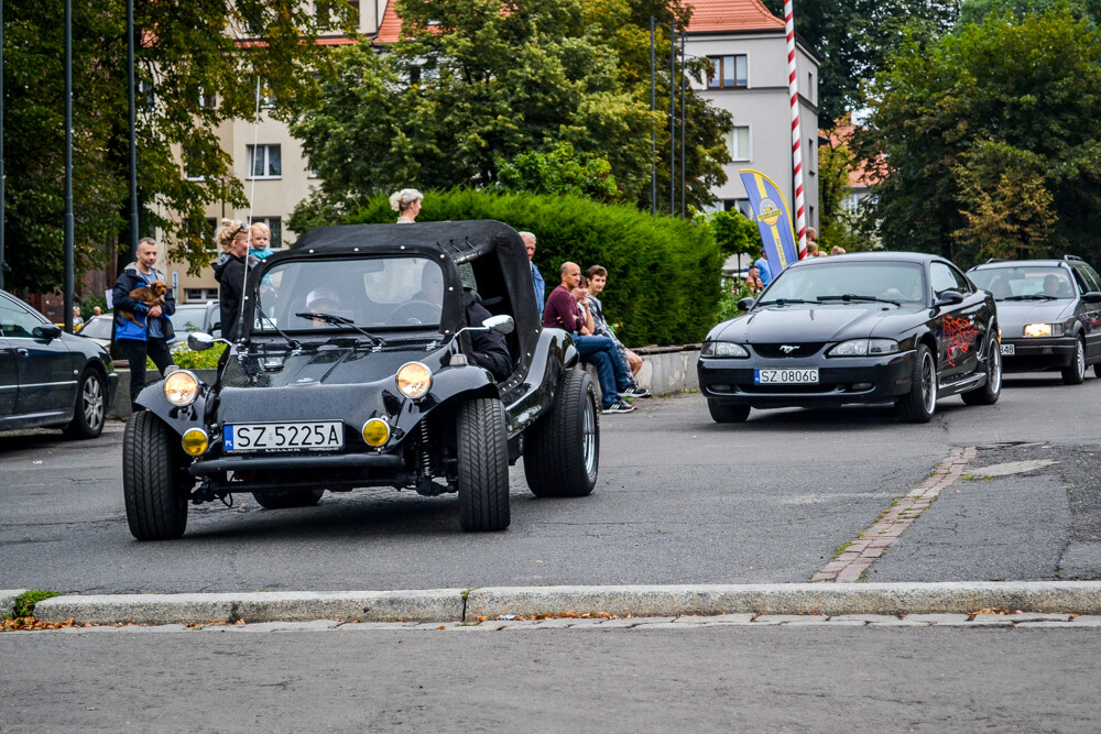 Ponad 100 samochodów zajechało na plac Warszawski, by wziąć udział w 8. edycji Zabrzańskich Klasyków Nocą.