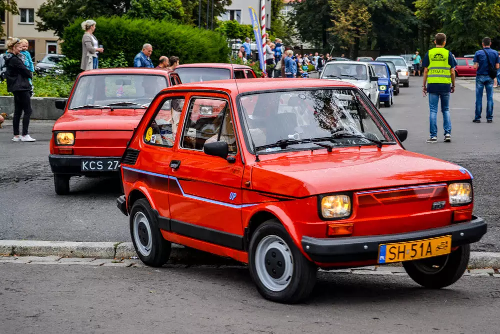 Ponad 100 samochodów zajechało na plac Warszawski, by wziąć udział w 8. edycji Zabrzańskich Klasyków Nocą.