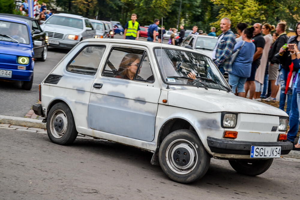 Ponad 100 samochodów zajechało na plac Warszawski, by wziąć udział w 8. edycji Zabrzańskich Klasyków Nocą.