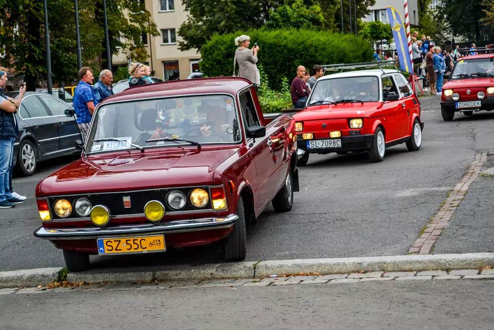 Ponad 100 samochodów zajechało na plac Warszawski, by wziąć udział w 8. edycji Zabrzańskich Klasyków Nocą.