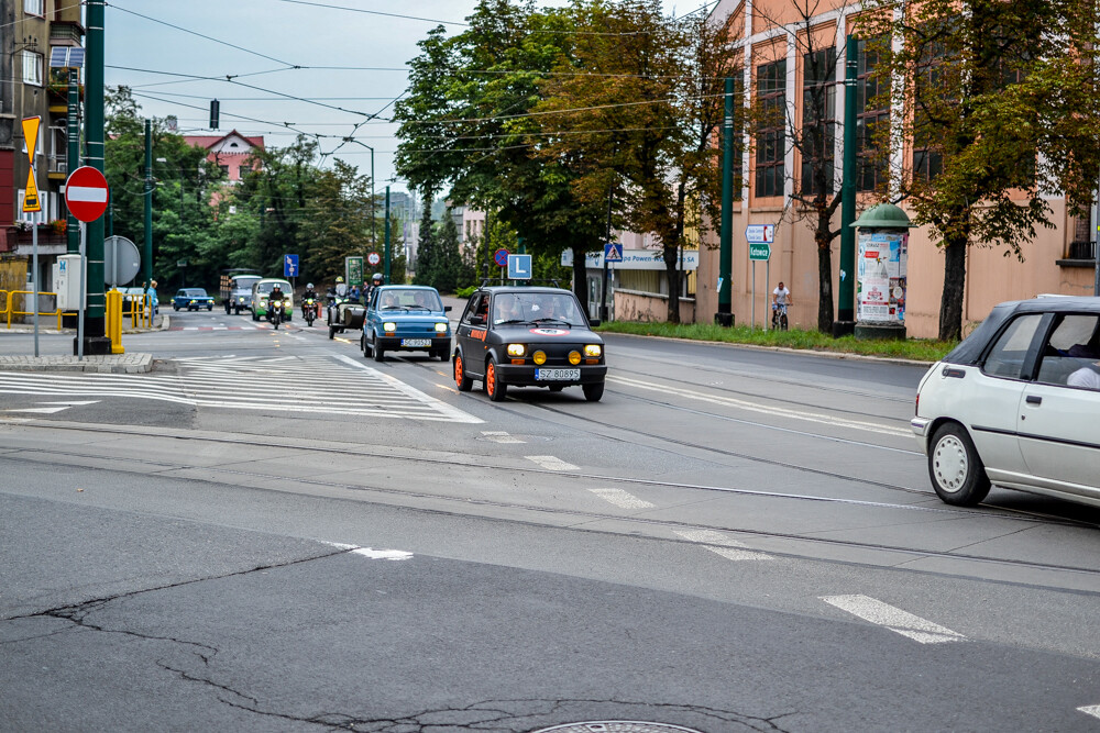 Ponad 100 samochodów zajechało na plac Warszawski, by wziąć udział w 8. edycji Zabrzańskich Klasyków Nocą.