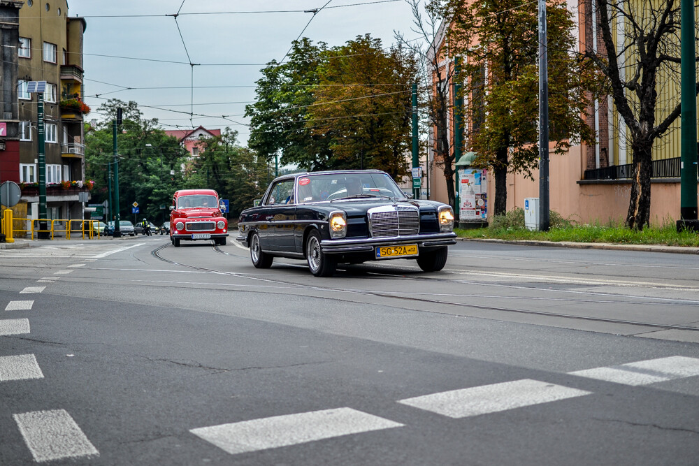 Ponad 100 samochodów zajechało na plac Warszawski, by wziąć udział w 8. edycji Zabrzańskich Klasyków Nocą.