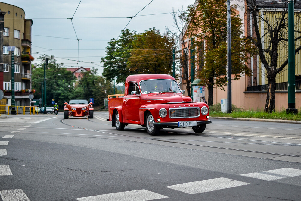 Ponad 100 samochodów zajechało na plac Warszawski, by wziąć udział w 8. edycji Zabrzańskich Klasyków Nocą.