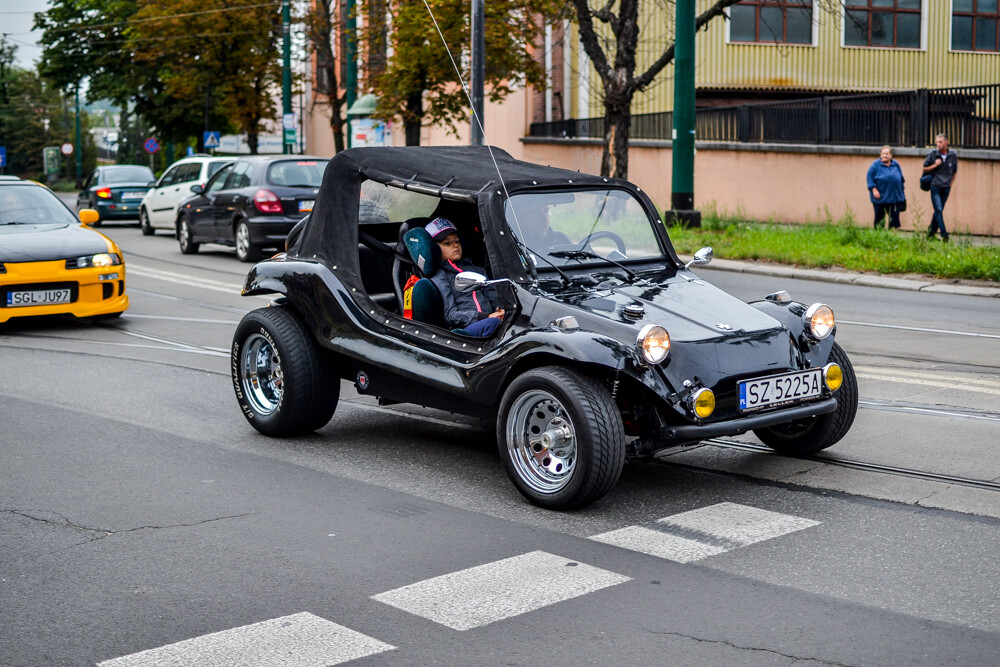 Ponad 100 samochodów zajechało na plac Warszawski, by wziąć udział w 8. edycji Zabrzańskich Klasyków Nocą.