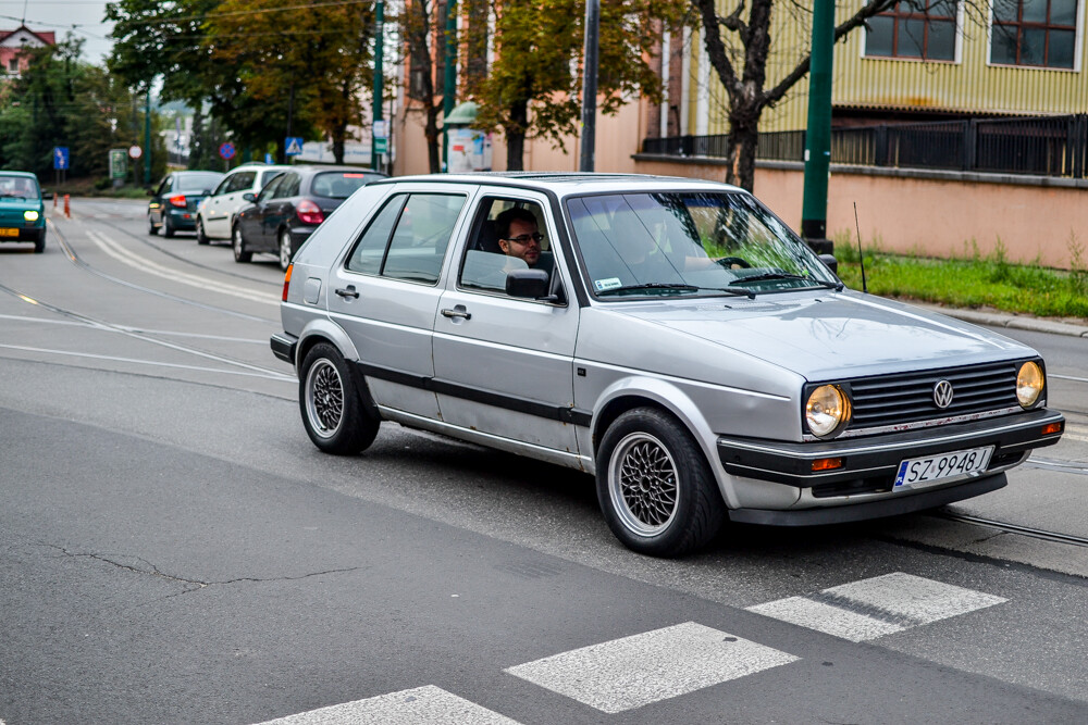 Ponad 100 samochodów zajechało na plac Warszawski, by wziąć udział w 8. edycji Zabrzańskich Klasyków Nocą.