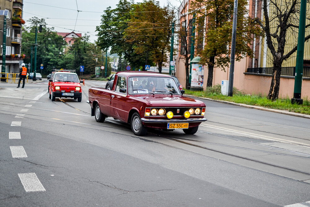 Ponad 100 samochodów zajechało na plac Warszawski, by wziąć udział w 8. edycji Zabrzańskich Klasyków Nocą.