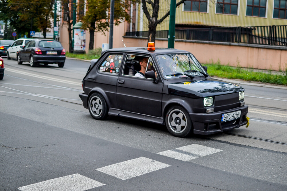 Ponad 100 samochodów zajechało na plac Warszawski, by wziąć udział w 8. edycji Zabrzańskich Klasyków Nocą.