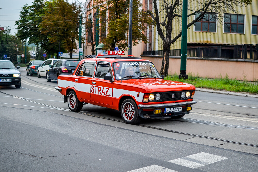 Ponad 100 samochodów zajechało na plac Warszawski, by wziąć udział w 8. edycji Zabrzańskich Klasyków Nocą.