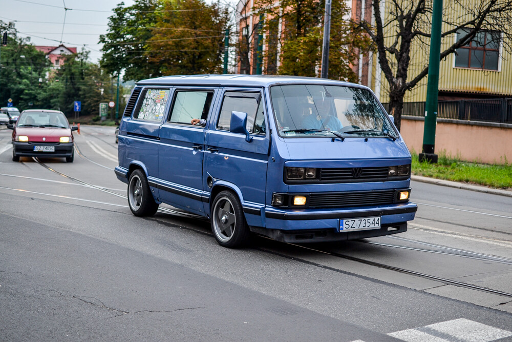 Ponad 100 samochodów zajechało na plac Warszawski, by wziąć udział w 8. edycji Zabrzańskich Klasyków Nocą.