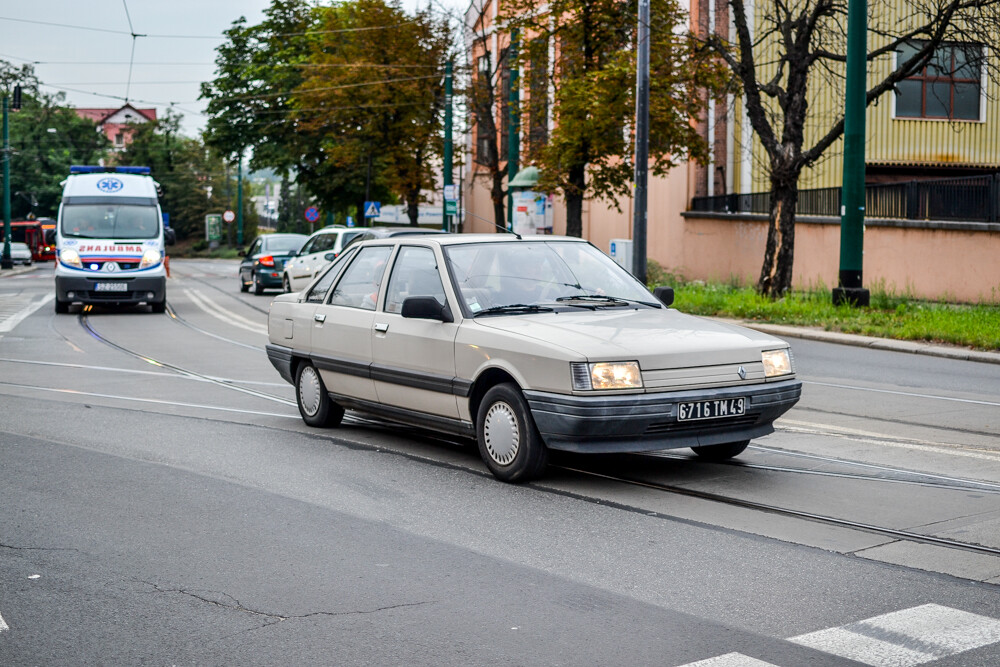 Ponad 100 samochodów zajechało na plac Warszawski, by wziąć udział w 8. edycji Zabrzańskich Klasyków Nocą.