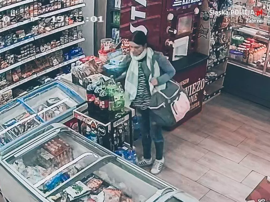 Kobieta posługiwała się skradzioną kartą bankomatową. Rozpoznajesz ją? / fot. KMP Zabrze