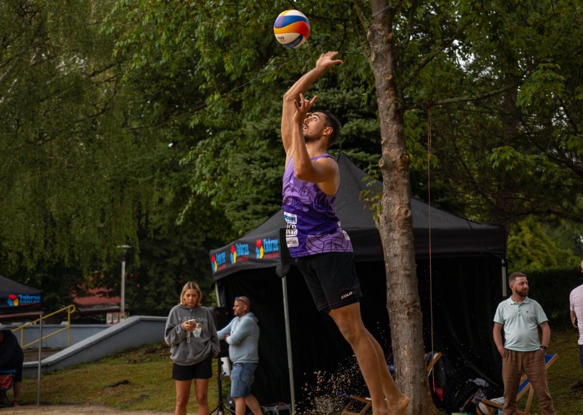 Miniony weekend był pełen emocji i sportowych wrażeń na Kąpielisku Leśnym w Zabrzu, gdzie odbył się turniej siatkówki plażowej „Leśna Plaża 2024” / fot. MOSiR Zabrze