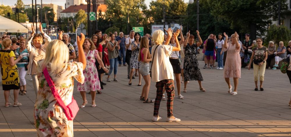 Tak się bawi Zabrze! Za nami kolejna potańcówka na Placu Teatralnym/fot. FB Ewa Weber