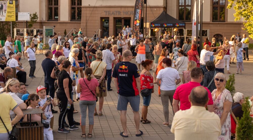 Tak się bawi Zabrze! Za nami kolejna potańcówka na Placu Teatralnym/fot. FB Ewa Weber