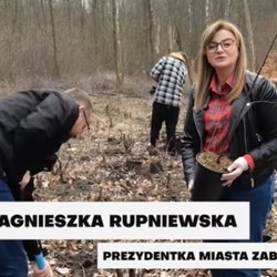 M&#322;odzie&#380; z SP nr 16 sadzi&#322;a drzewa w Parku im. rtm. Pileckiego
