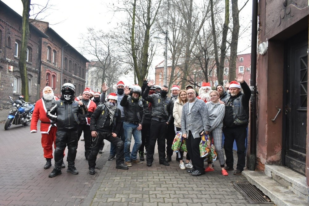 Członkowie klubu motocyklowego Invaders MC Poland przez ostatnie tygodnie organizowali zbiórkę słodyczy, zabawek, gier i odzieży. W miniony weekend przyszła pora na obdarowanie najmłodszych.