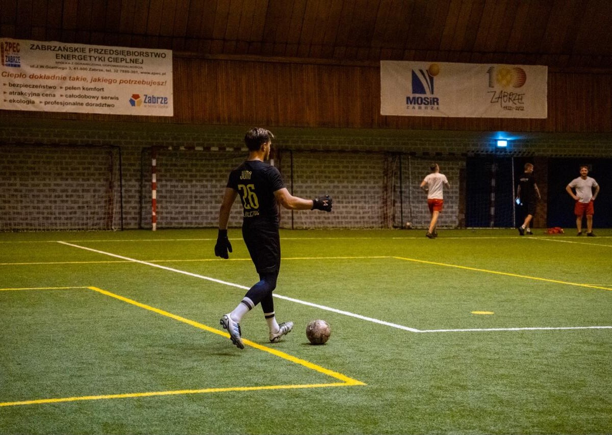 W sobotnią noc Zabrze ponownie stało się areną zaciętej rywalizacji piłkarskiej, kiedy to odbyła się XIII edycja Nocnego Turnieju Piłki Nożnej / fot. MOSiR Zabrze