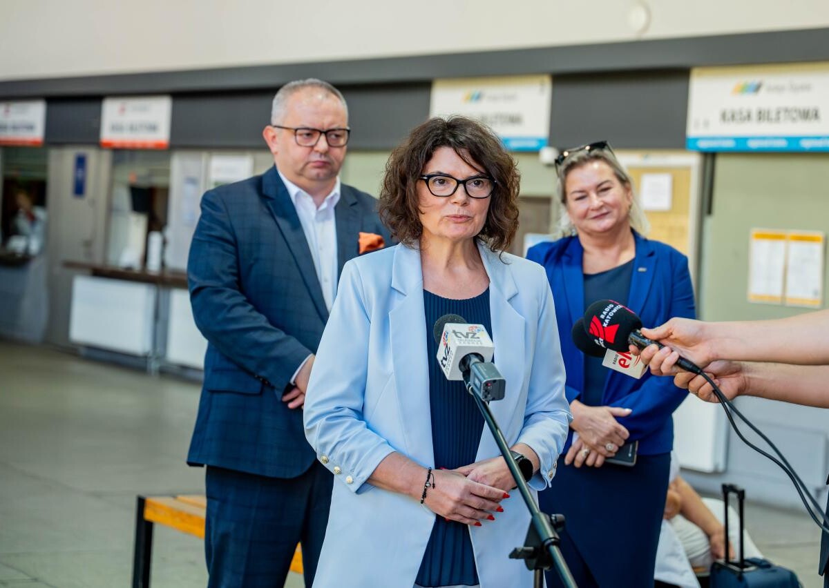 Nowe kasy na zabrzańskim dworcu to efekt współpracy Kolei Śląskich i PKP Intercity / fot. Koleje Śląskie